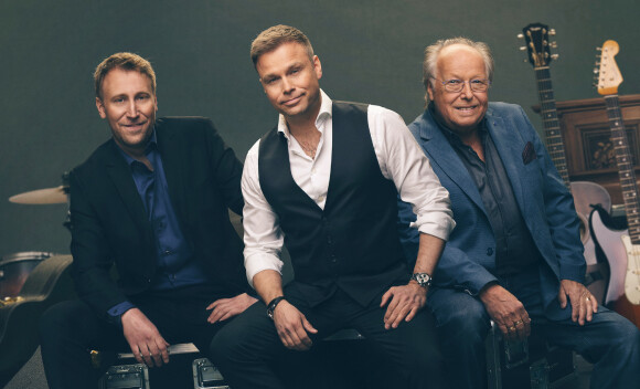 FAMILIETRIO: Sangeren holder for tiden konserter rundt i Norge med sin far Stein og sin bror Martin. Foto: Fredrik Arff FAMILIETRIO: Sangeren holder for tiden konserter rundt i Norge med sin far Stein og sin bror Martin. Foto: Fredrik Arff